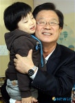 [4·27재보선]어린이와 볼 부비는 강재섭 한나라당 후보