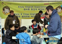 원어민들과 상담하는 어린이들