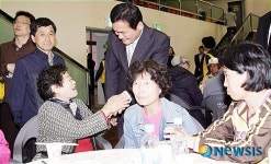 장애인과 인사하는 엄용수 밀양시장