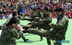 파워풀한 특공무술 펼치는 제1공수특전여단 장병들