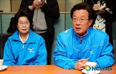 [4·27재보선]대화 나누는 강재섭 후보