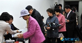 [4·27재보선]투표순서 기다리는 유권자