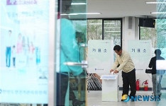 [4·27재보선] 비내리는 가운데 한 표 행사하는 강원도민