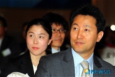 인사말 경청하는 서울시장과 여자복싱 세계챔피언