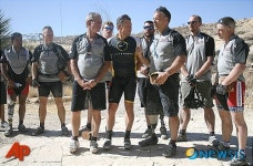 상이용사들과 얘기 나누는 부시 전 대통령