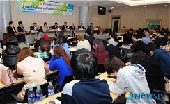 서진환 교수 발언 경청하는 학생들