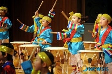 어린이들이 펼치는 사물놀이