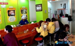 10명이면 꽉 차는 오채라면내부