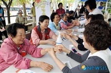 사랑의 손 마사지 받는 어르신들