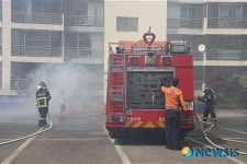 화재 진압하는 밀양소방서