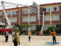 고립된 학생 구조하는 양산소방서