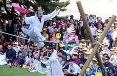 줄타기 공연에 몰린 시선