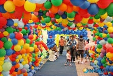 창녕 부곡하와이 풍선터널 걷는 가족들