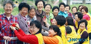 부산 적십자, 어버이날 보행보조기 선물