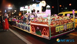 삼양사 유치원의 아름다운 밀양 연등행렬