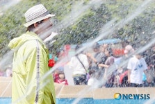 분수 바라보는 어르신