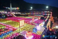 환하게 불 밝힌 연등