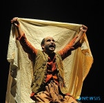 혼신의 힘을 다해 연기하는 아랍에미레이트 배우