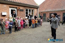 덴마크 어린이와 작별 인사하는 김윤옥 여사