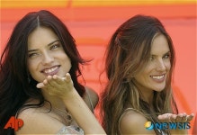 키스 날리는 미녀 모델들