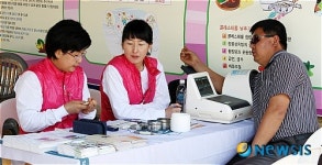 어르신 경로잔치에 밀양보건소도 한몫