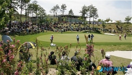 9번홀 그린주변 많은 갤러리들