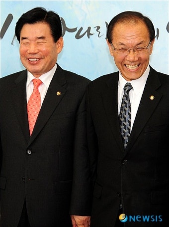 환하게 웃는 황우여, 김진표 원내대표