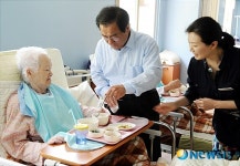 어르신 식사 봉사하는 한명완 영월의료원장