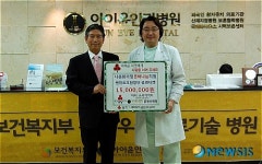 아이윤안과병원 다문화가정 공연티켓 전달