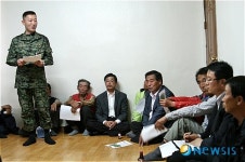 사업 설명하는 특전사 관계자