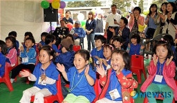 인형극 관람하는 참석자들과 어린이들