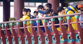 봄비 바라보는 어린이들