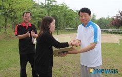 김장민 대표, MVP 상품 전달