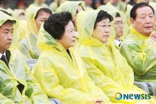 비 맞으며 추모하는 권양숙 여사와 한명숙 전총리