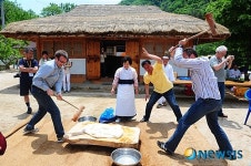 김삿갓 주막에서 떡메 체험하는 포럼 참가자