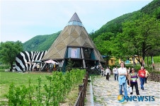 영월 아프리카미술박물관 관람하는 포럼참가자들