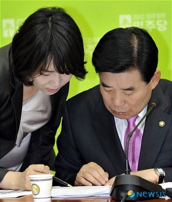 대화 나누는 전현희 의원과 김진표 원내대표