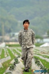 농업회사 ‘지키미’ 농장 거니는 윤민구 변호사