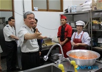 대원들 먹거리 챙기는 강경량 전북경찰청장