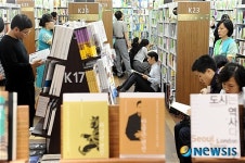 더위 피해 서점 찾은 시민들