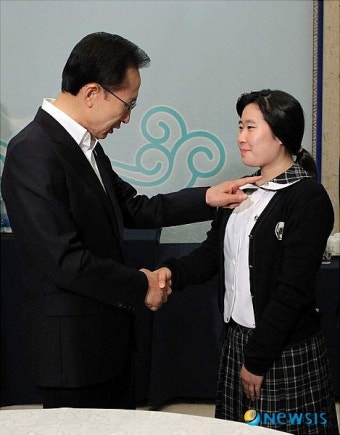 국민대표 학생과 이야기 나누는 이명박 대통령