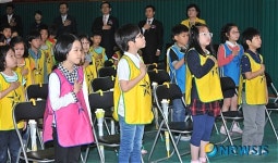 국민의례하는 문성초교 아이들