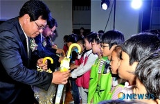 우산을 받고 있는 문성초교 아이들