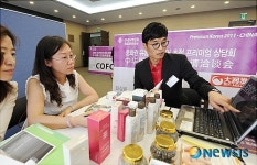 우리기업과 구매상담하는 중국 바이어