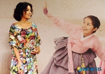 신애라가 둘이 보이네