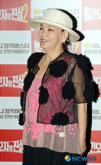 포토타임 진행하는 배우 김수미