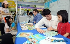 영어로 이야기 나누는 어린이들