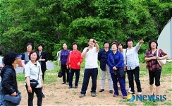산속의 친구 사슴농장 설명하는 김성달 대표