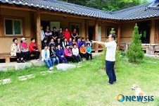 산속의 친구 황토민박 설명하는 김성달 대표
