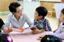 김윤옥 여사 서울맹학교 어린이 동화 읽어주기